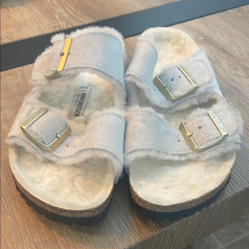 Worn twice indoors only. Very comfortable and cute. Size 8 (39).